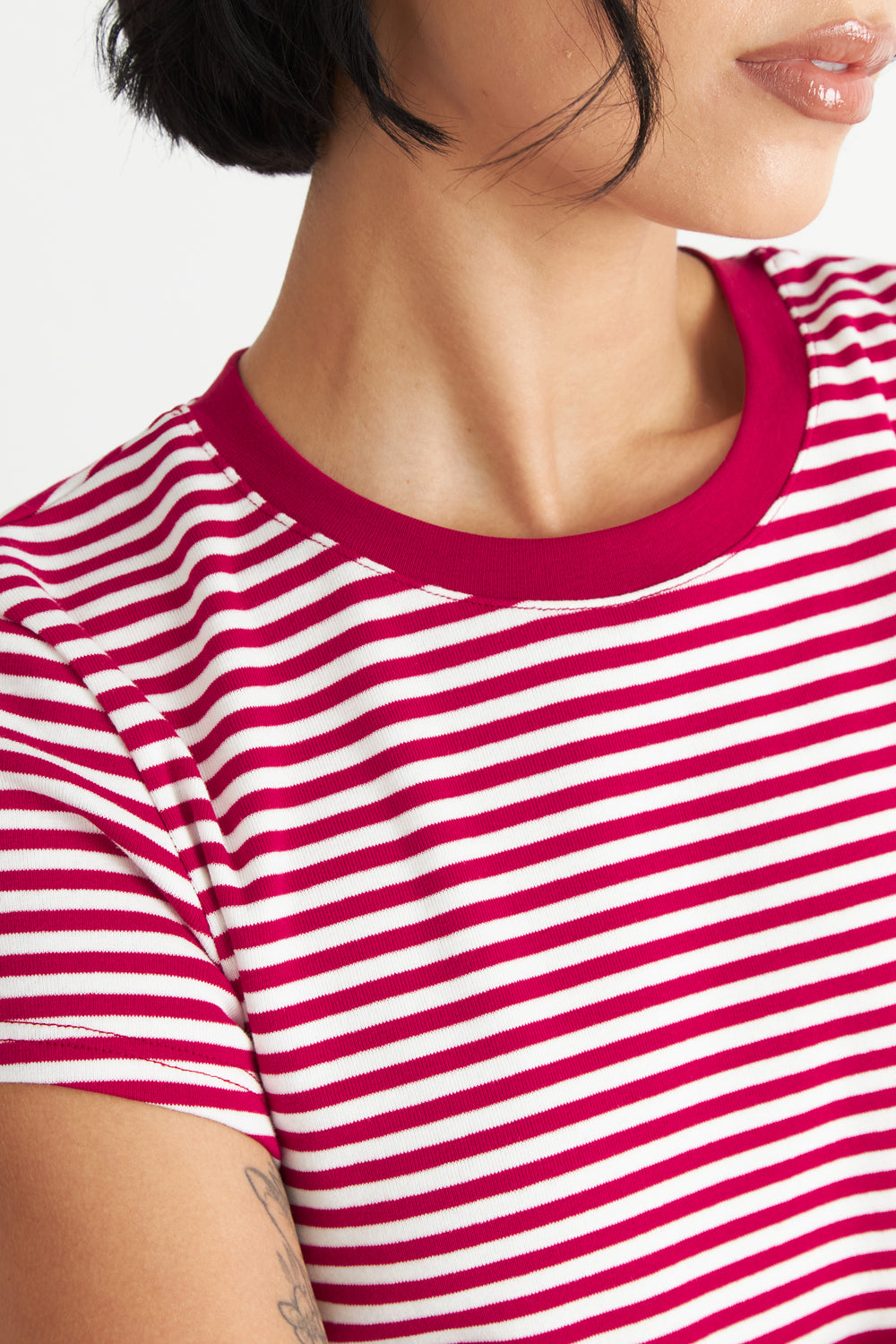 Polera Básica Cuello Redondo Líneas Rojo