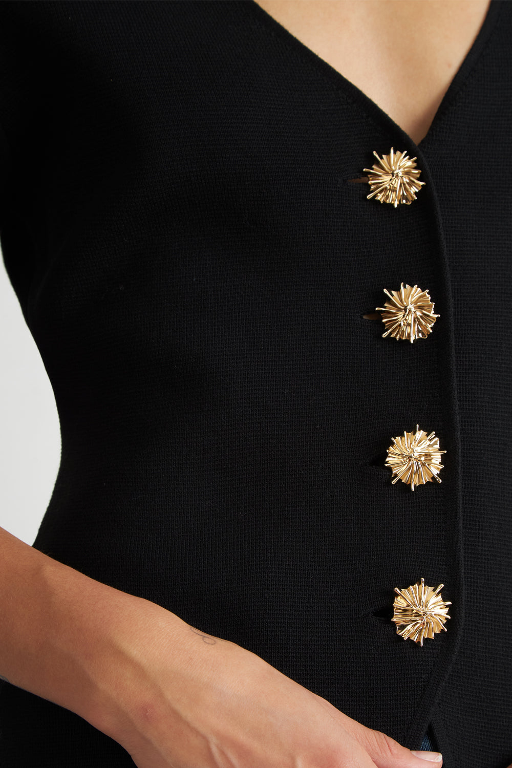 Polera Hilo Cuello V Botones Negro