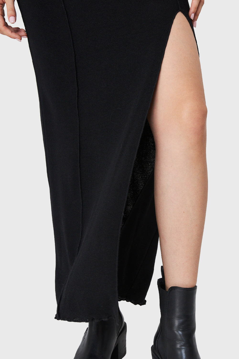 Maxi Vestido Tajo y Costuras Negro