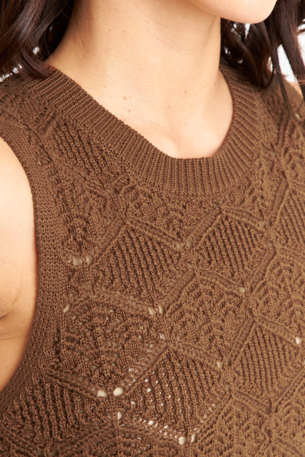 Polera Sin Mangas Tipo Crochet Café