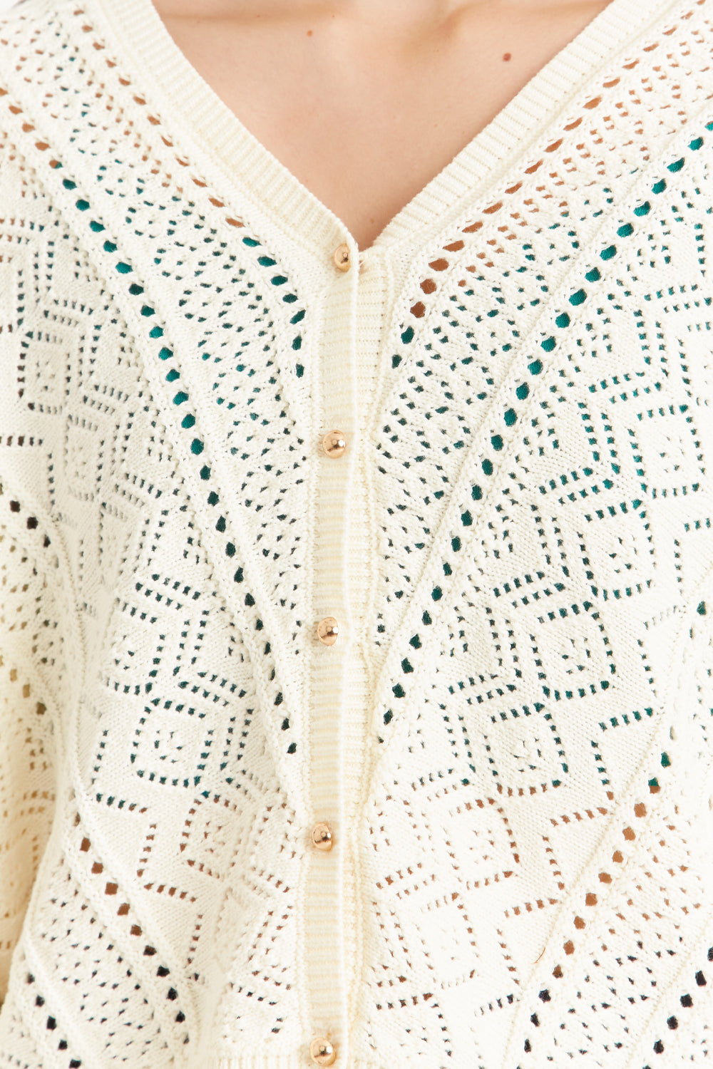 Cárdigan Tipo Crochet Botones Dorados Beige