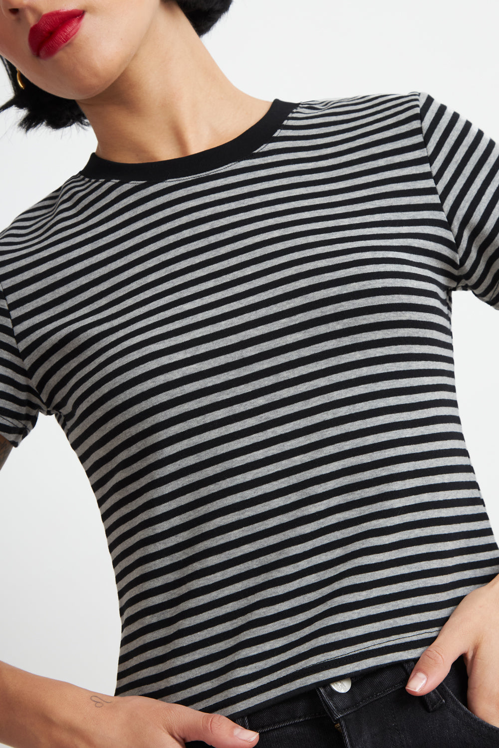 Polera Básica Cuello Redondo Líneas Grafito