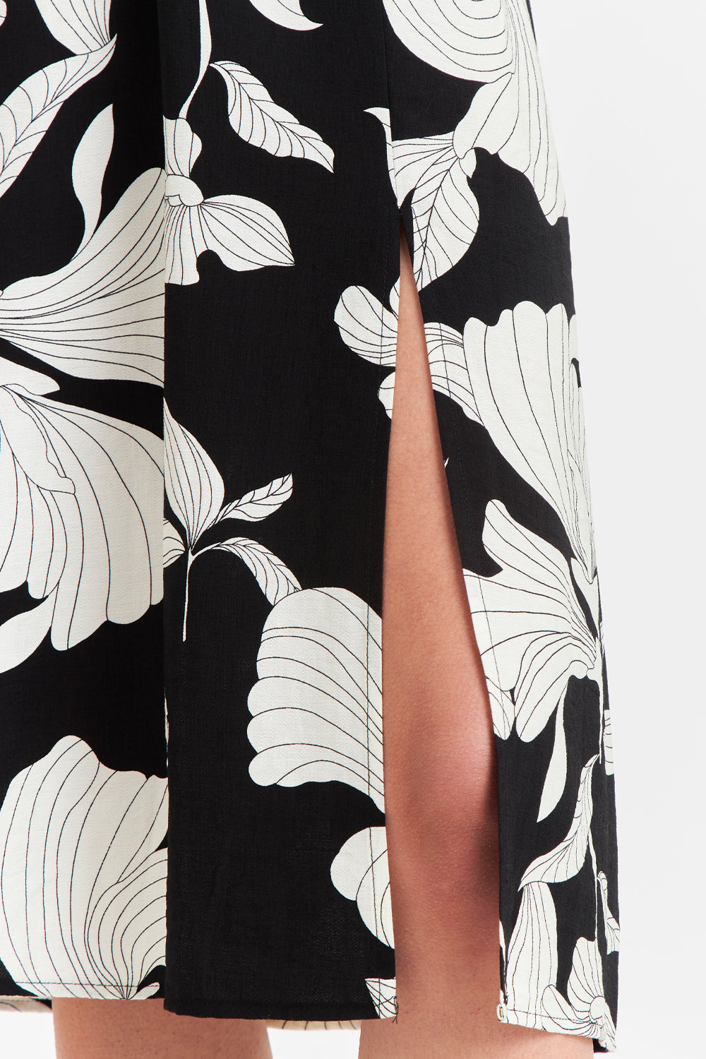 Falda Midi Negra con Flores Blancas