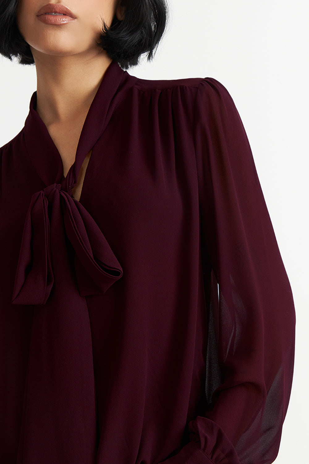 Blusa Manga Larga con Corbatín Burdeo