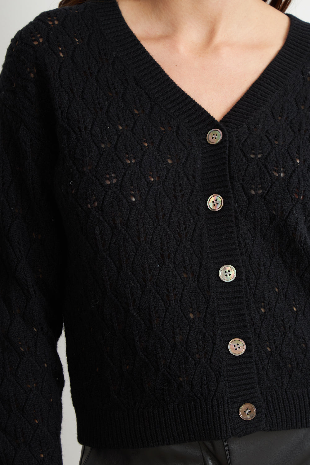 Cárdigan Tejido Calado Cuello V Negro