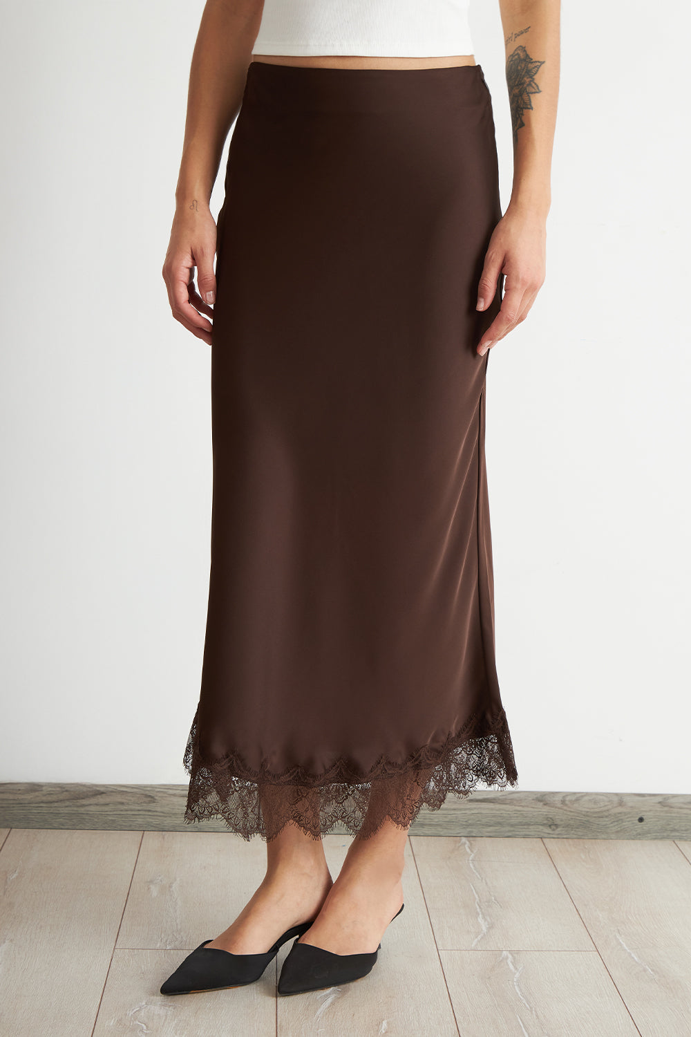 Falda Satín Encaje en Ruedo Café