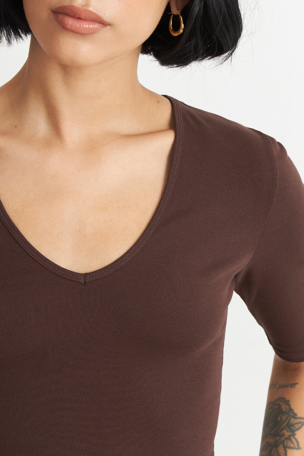 Polera Manga Corta Cuello Tipo U Café