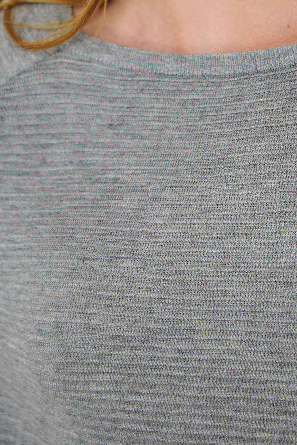 Tejido Acanalado Cuello Bote Gris