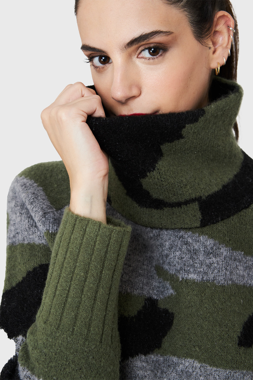 Sweater Cuello Alto Camuflaje Oliva
