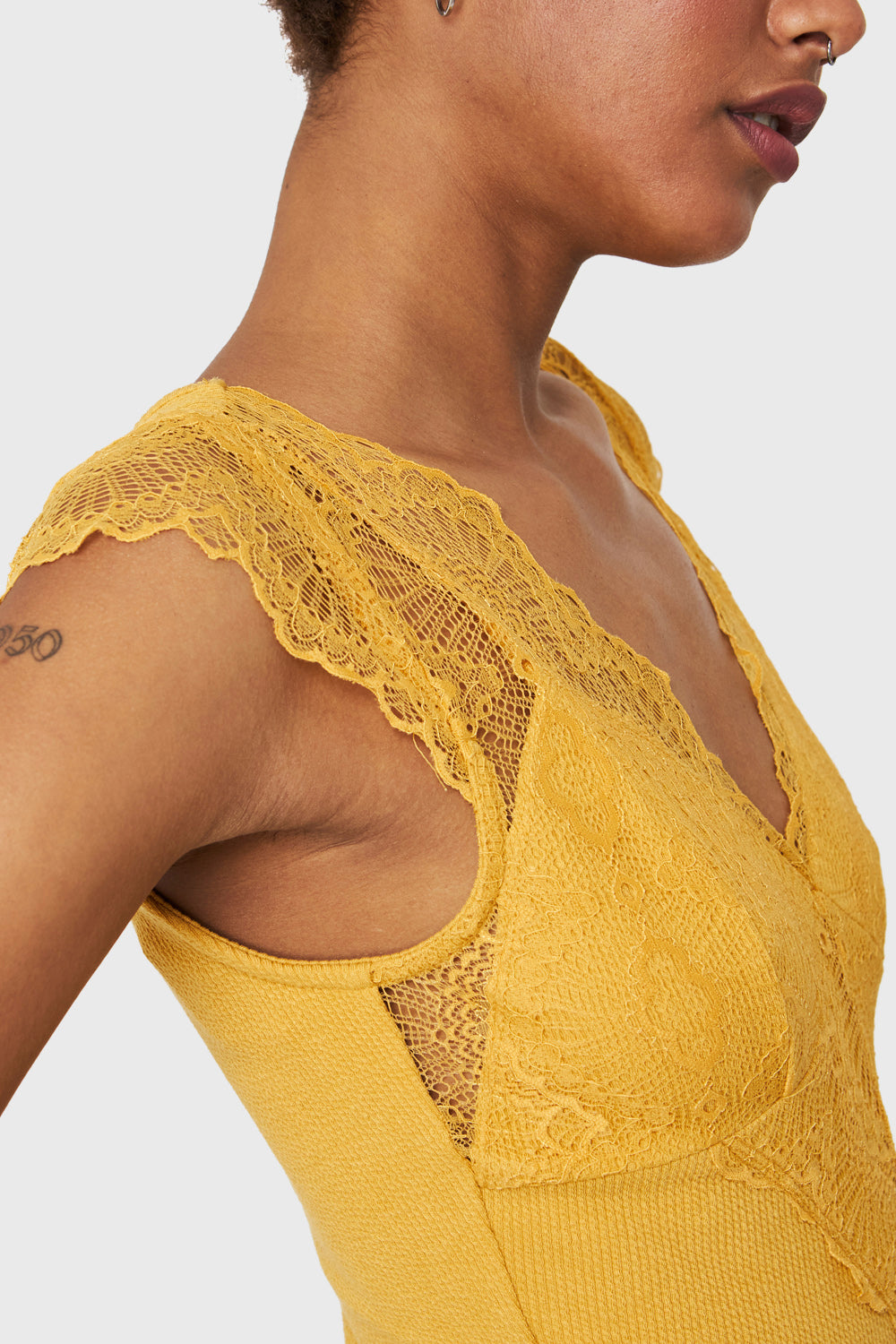 Body Canesú Encaje Mostaza