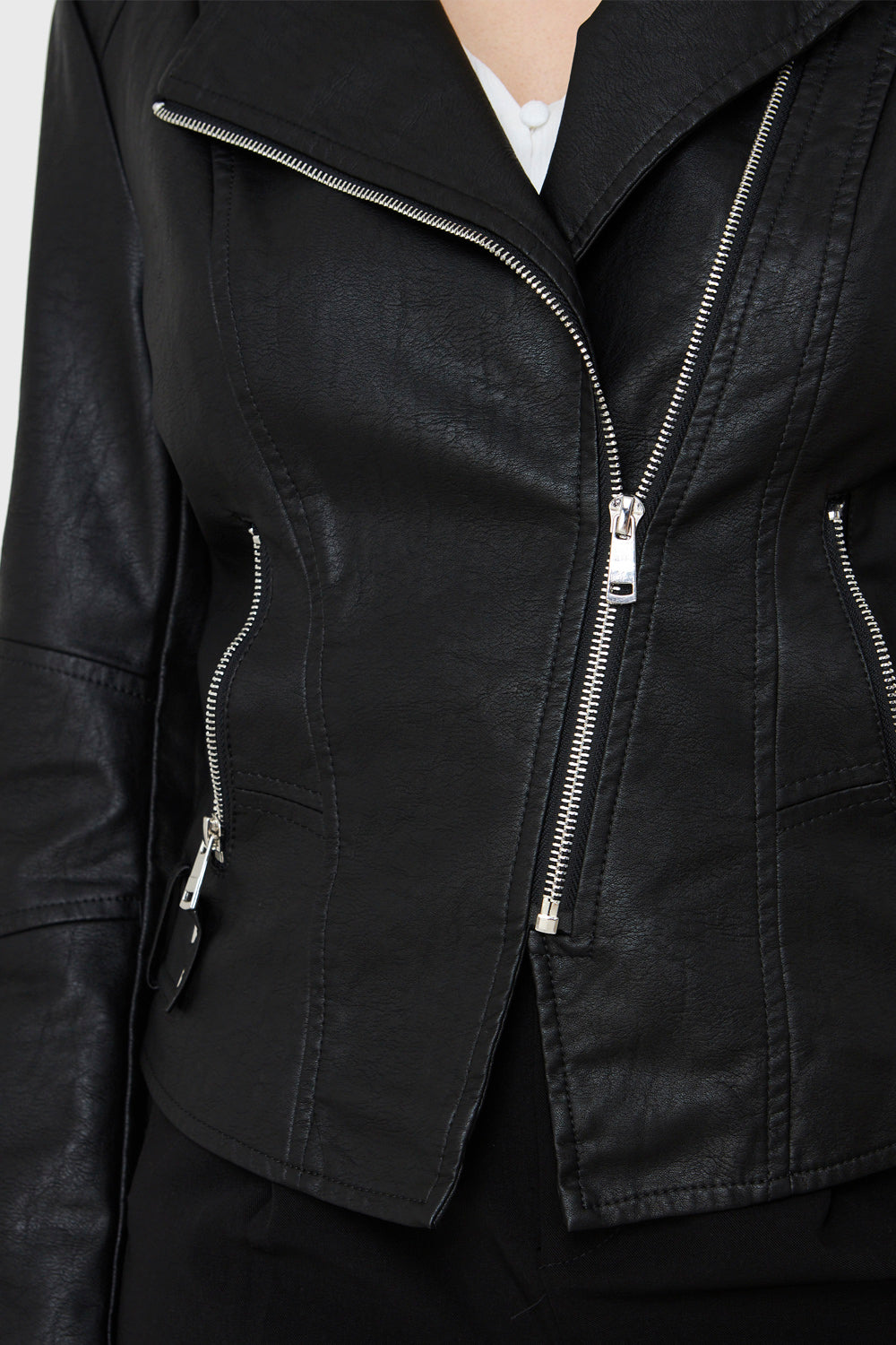 Chaqueta Cuello Mao Ecocuero Cierre Diagonal Negro