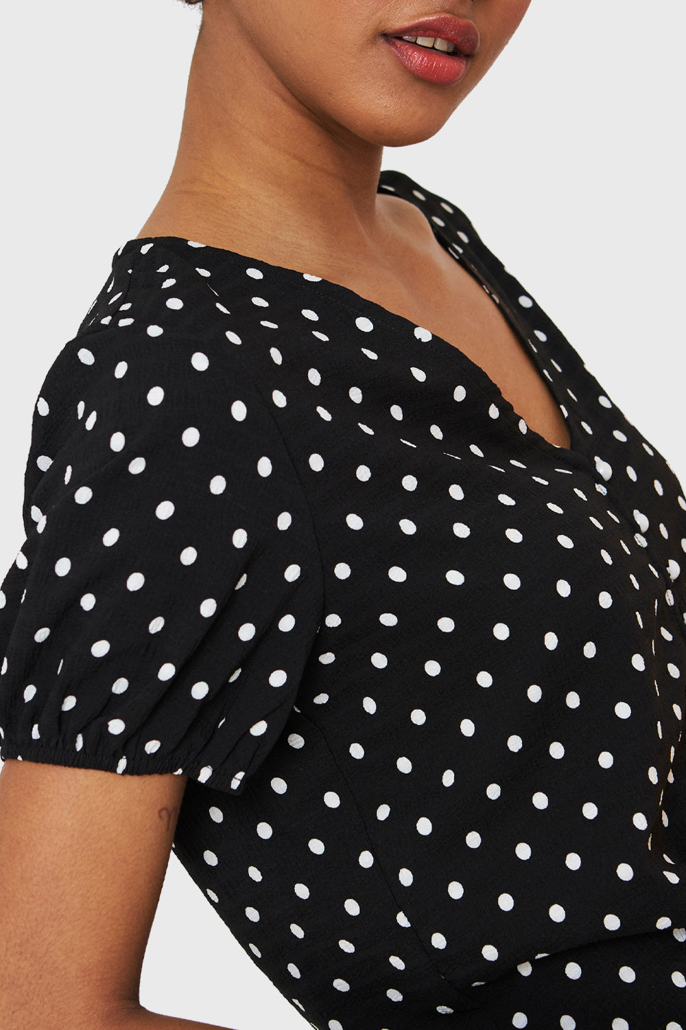 Blusa Lunares Y Nudo Negro