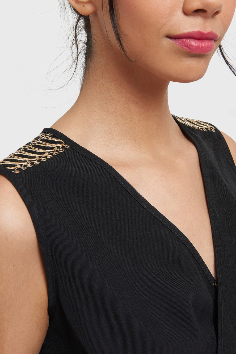 Enterito Detalles Dorados Hombros Negro