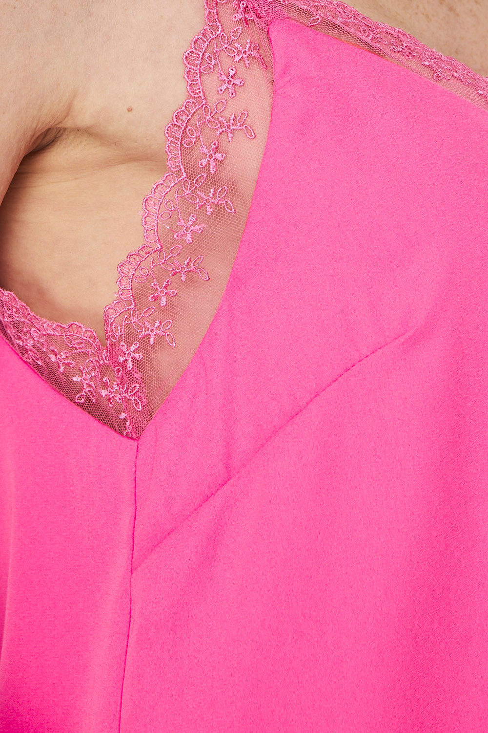 Blusa Escote V Encaje Fucsia