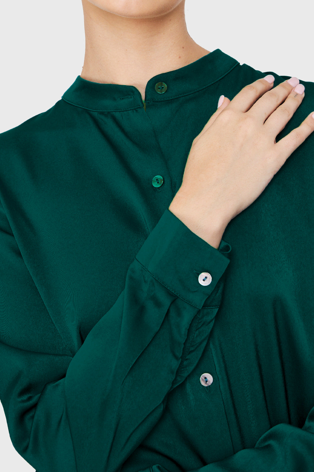 Blusa Cuello Mao Tipo Satín Verde Oscuro