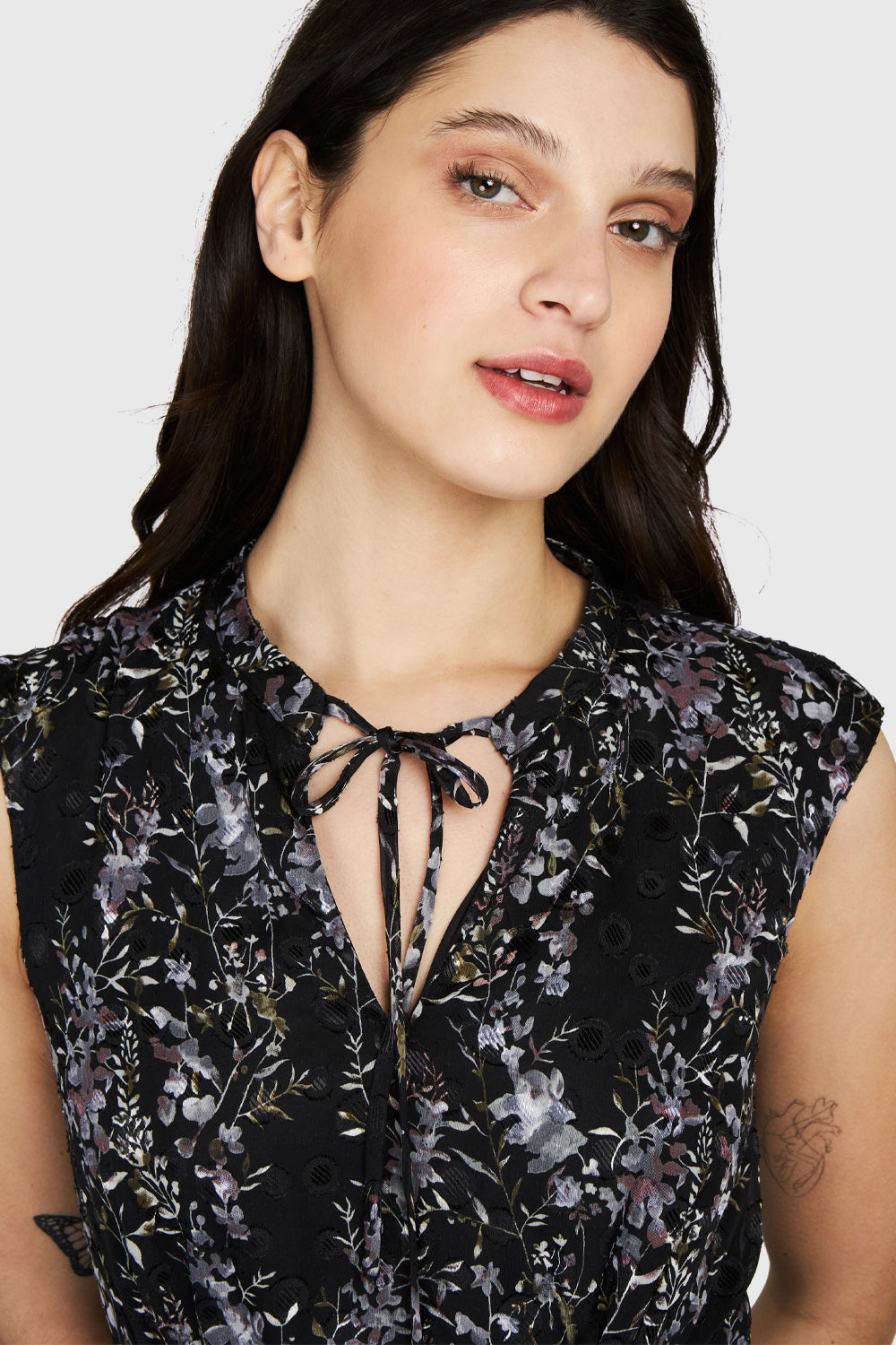 Vestido Floral Cuello Mao Negro