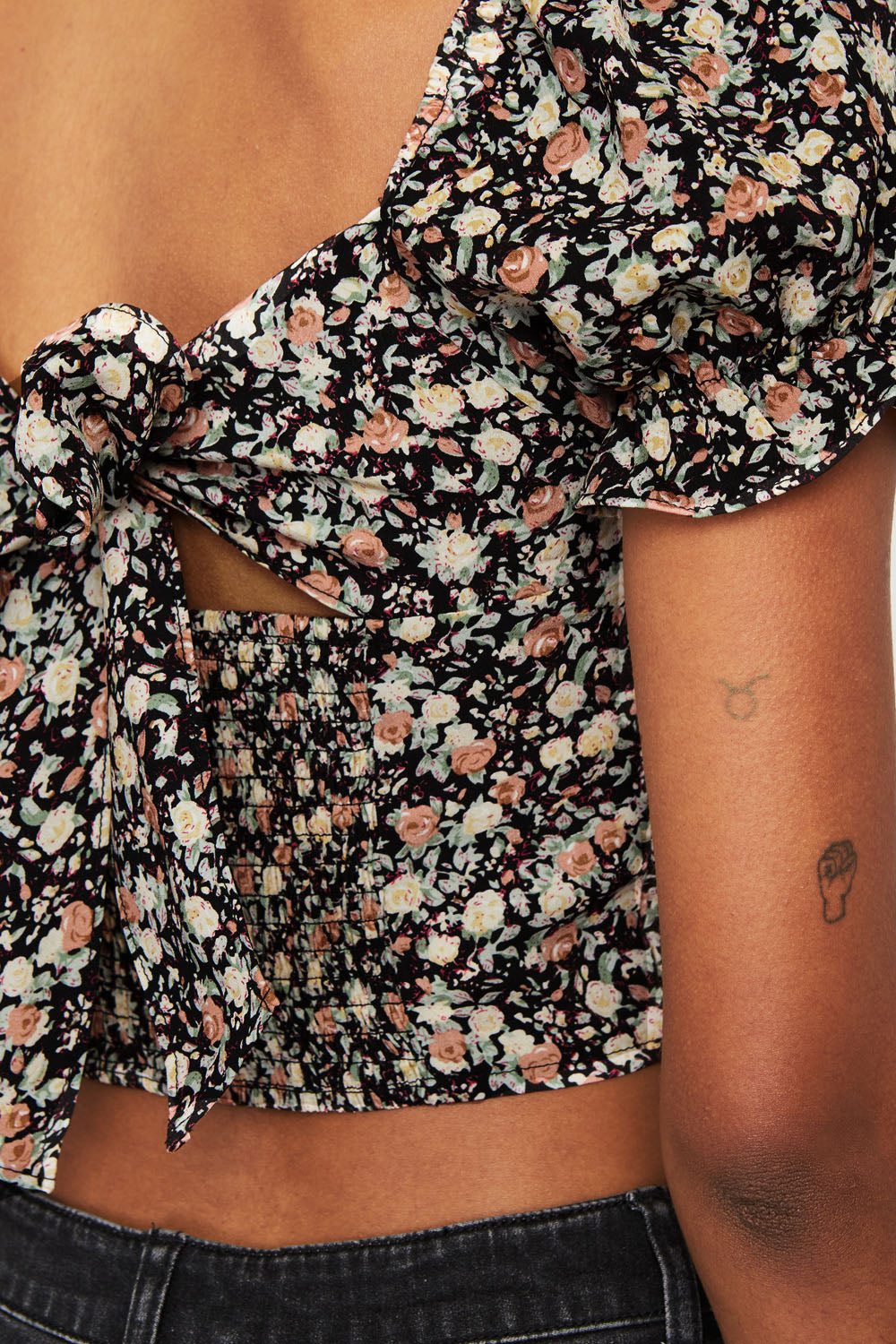 Crop Top Rosas Negro