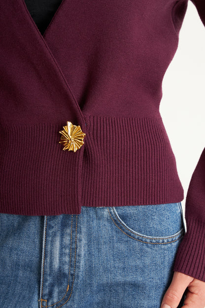 Cárdigan Cruzado con Botón Dorado Morado