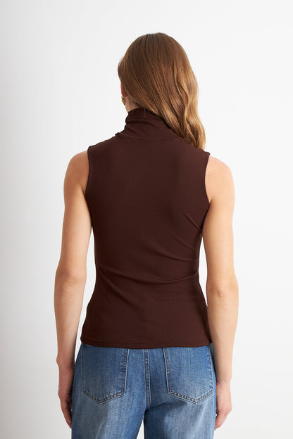 Polera Malla Cuello Alto Café