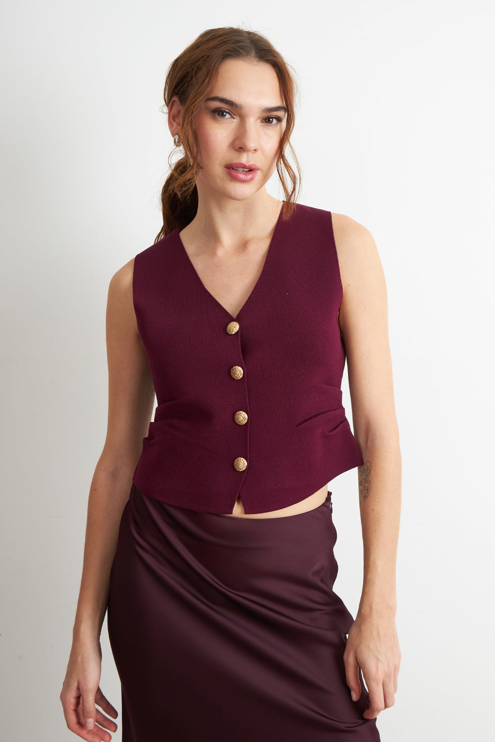 Gilet con Drapeado Lateral Burdeo