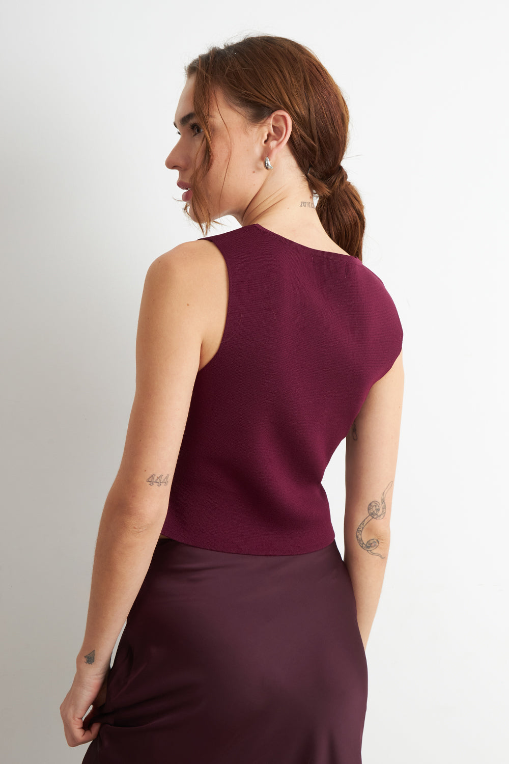 Gilet con Drapeado Lateral Burdeo