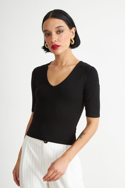 Polera Manga Corta Cuello Tipo U Negro