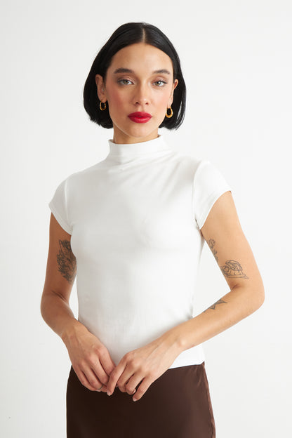 Polera Manga Corta Cuello Alto Blanco