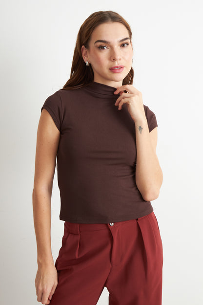 Polera Manga Corta Cuello Alto Café