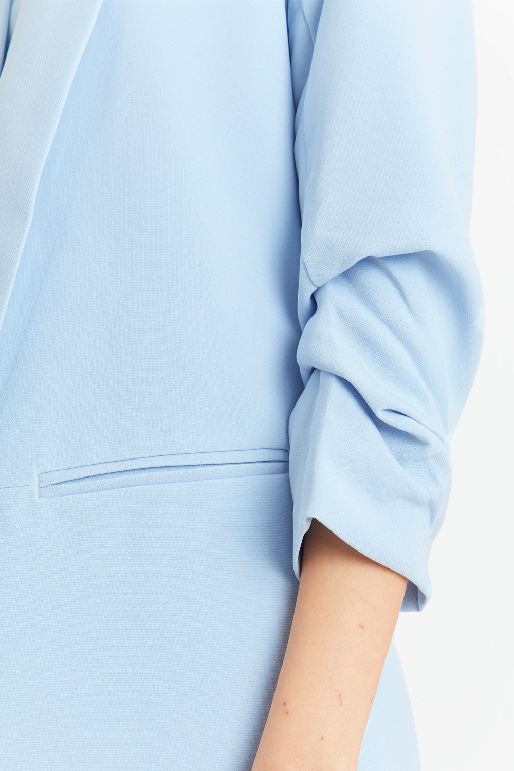 Blazer Manga 3/4 Ajustada Con Pliegues Celeste