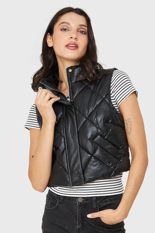 Parka Corta Sin Mangas Tipo Ecocuero Negro
