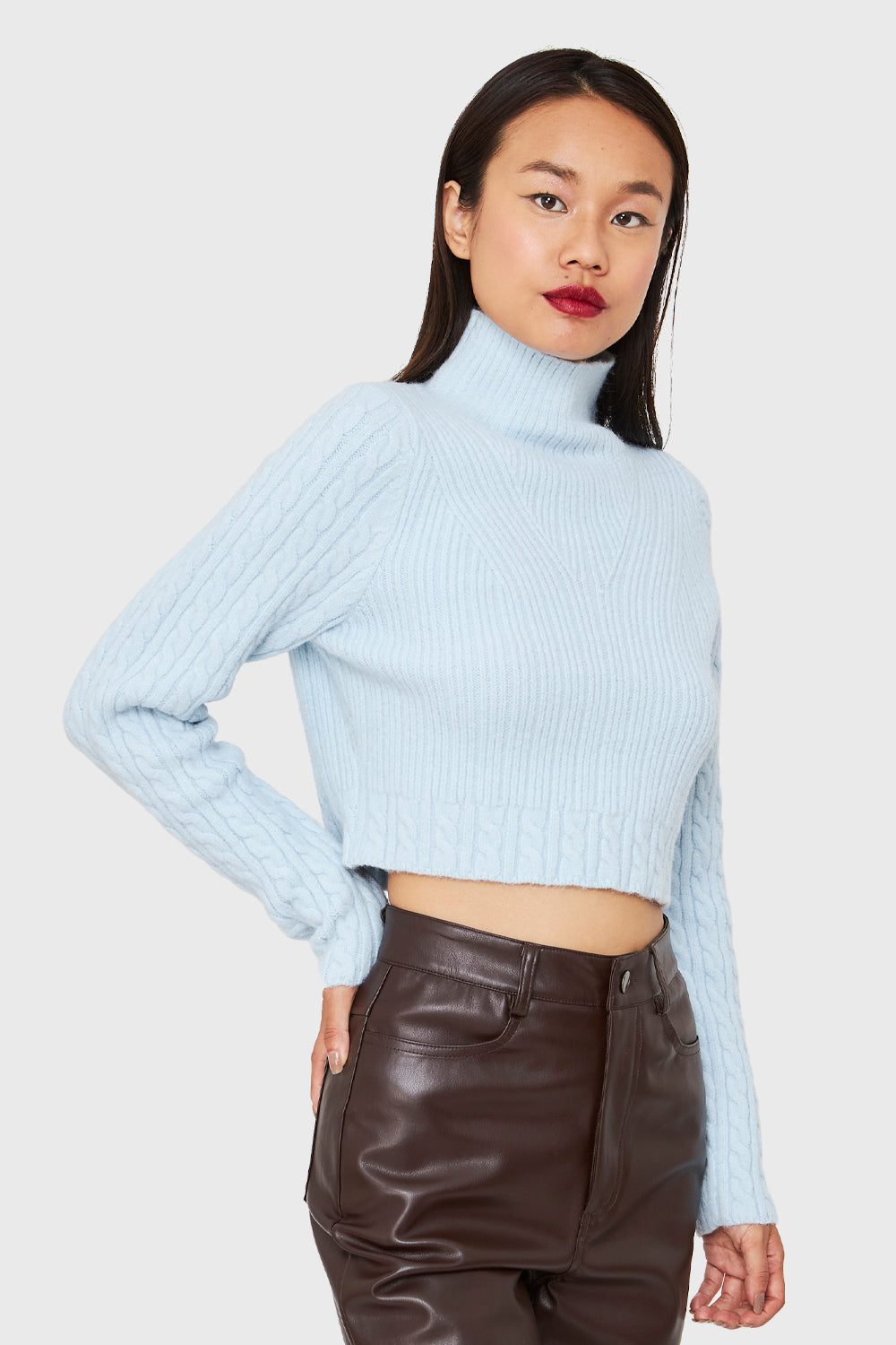 Sweater Crop Cuello Alto Celeste