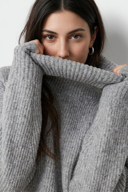 Sweater Acanalado Cuello Alto Gris