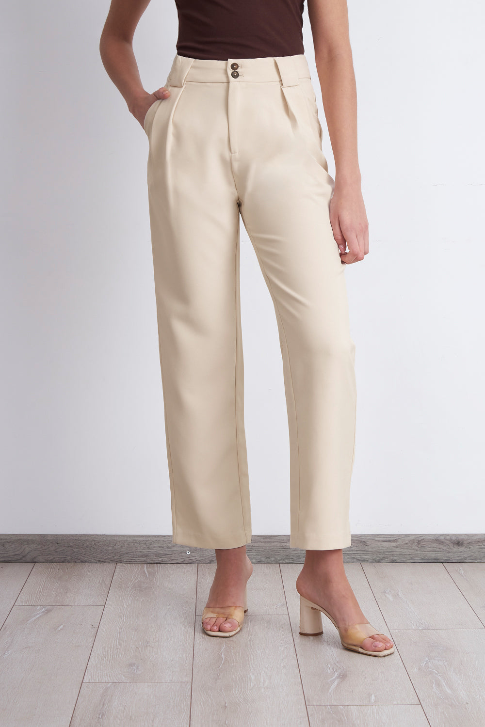 Pantalón Recto Con Pinza Beige