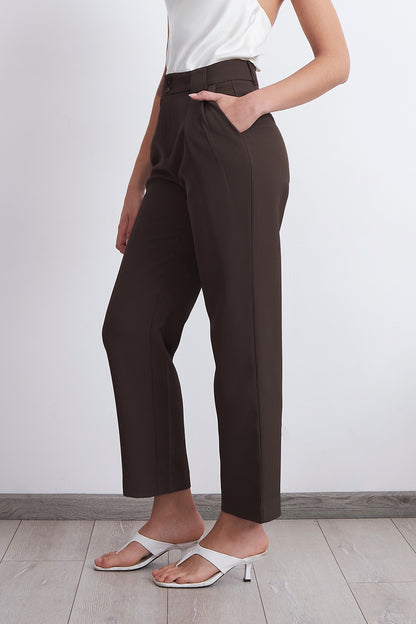 Pantalón Recto Con Pinza Mocca