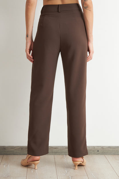 Pantalón Recto Con Pinza Mocca