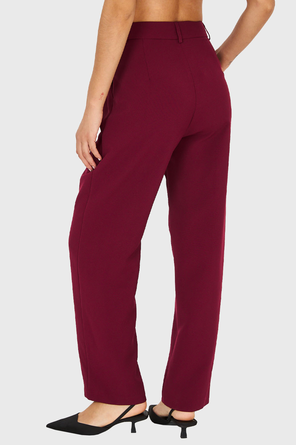 Pantalón Recto Con Pinzas Burdeo