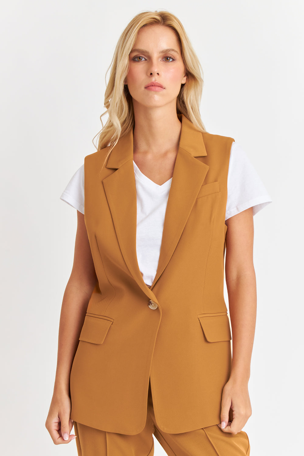 Blazer Sin Mangas Botón Lúcuma