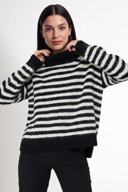 Sweater Holgado Rayado Cuello Alto Negro