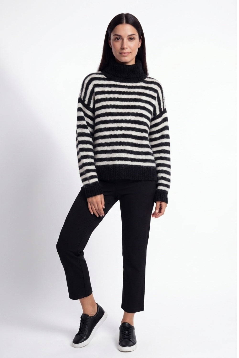 Sweater Holgado Rayado Cuello Alto Negro