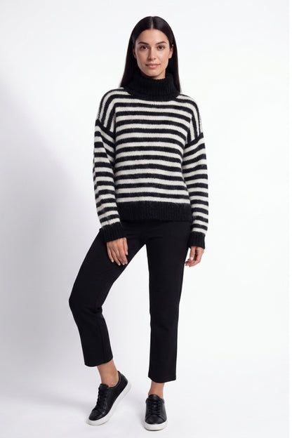 Sweater Holgado Rayado Cuello Alto Negro