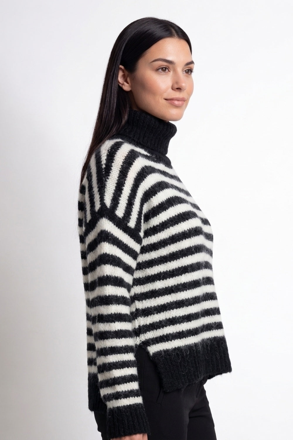 Sweater Holgado Rayado Cuello Alto Negro