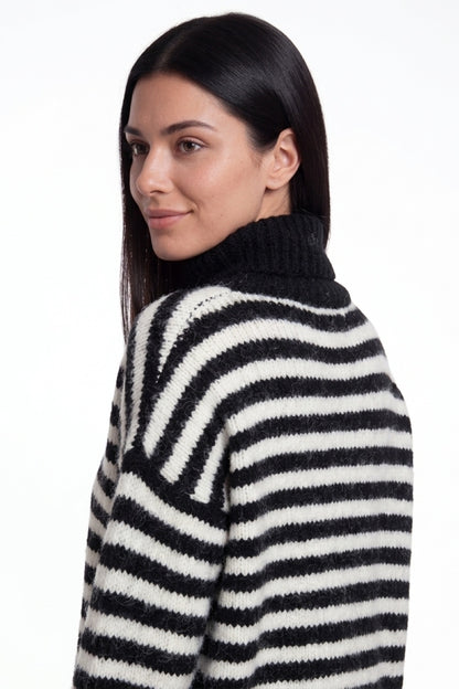 Sweater Holgado Rayado Cuello Alto Negro