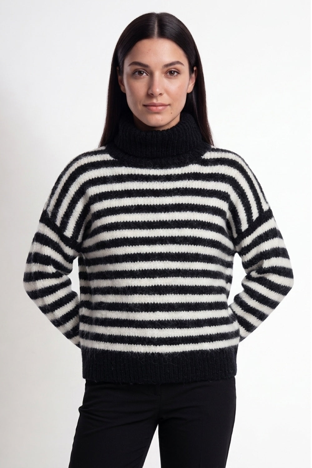 Sweater Holgado Rayado Cuello Alto Negro