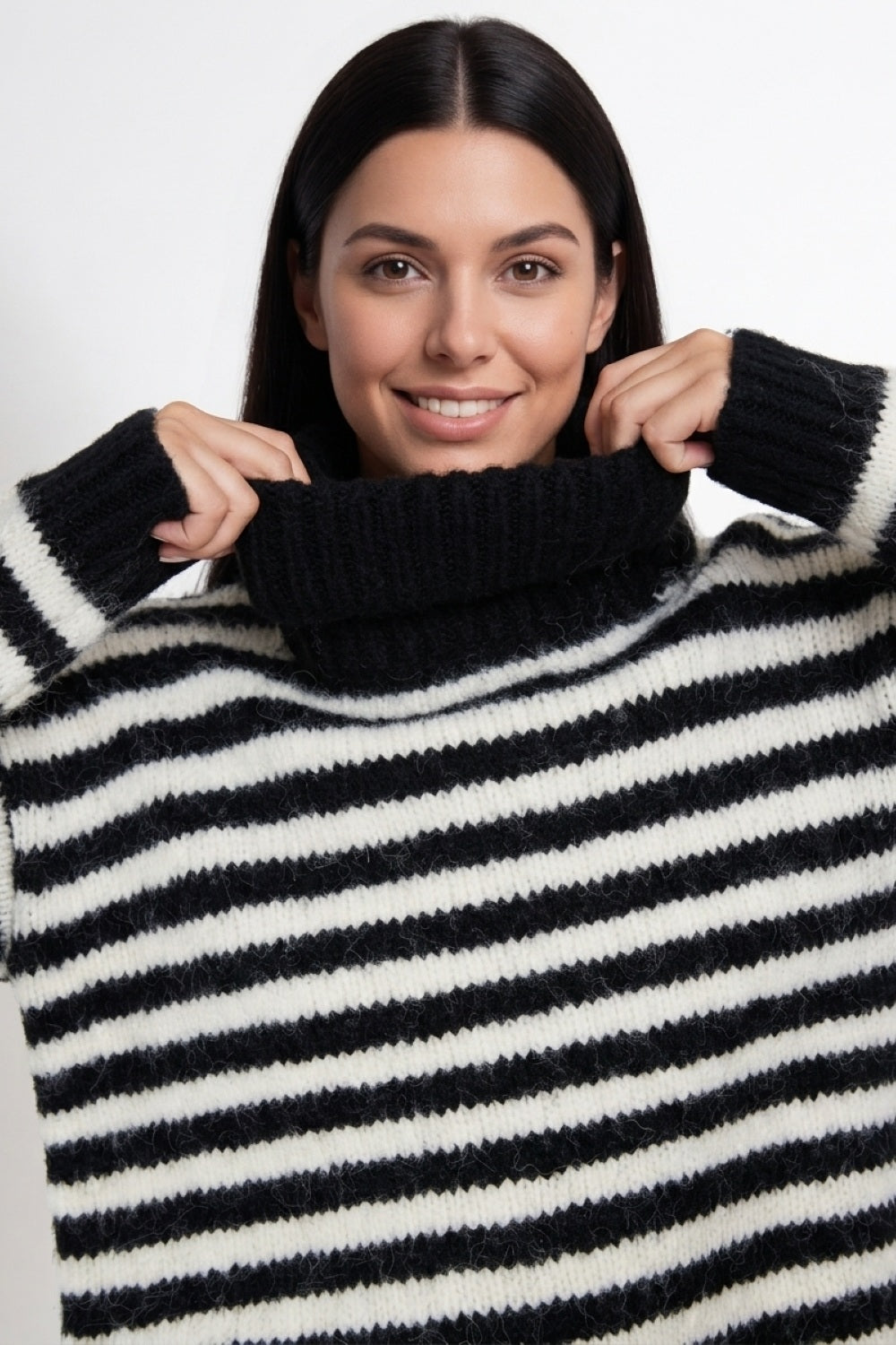 Sweater Holgado Rayado Cuello Alto Negro