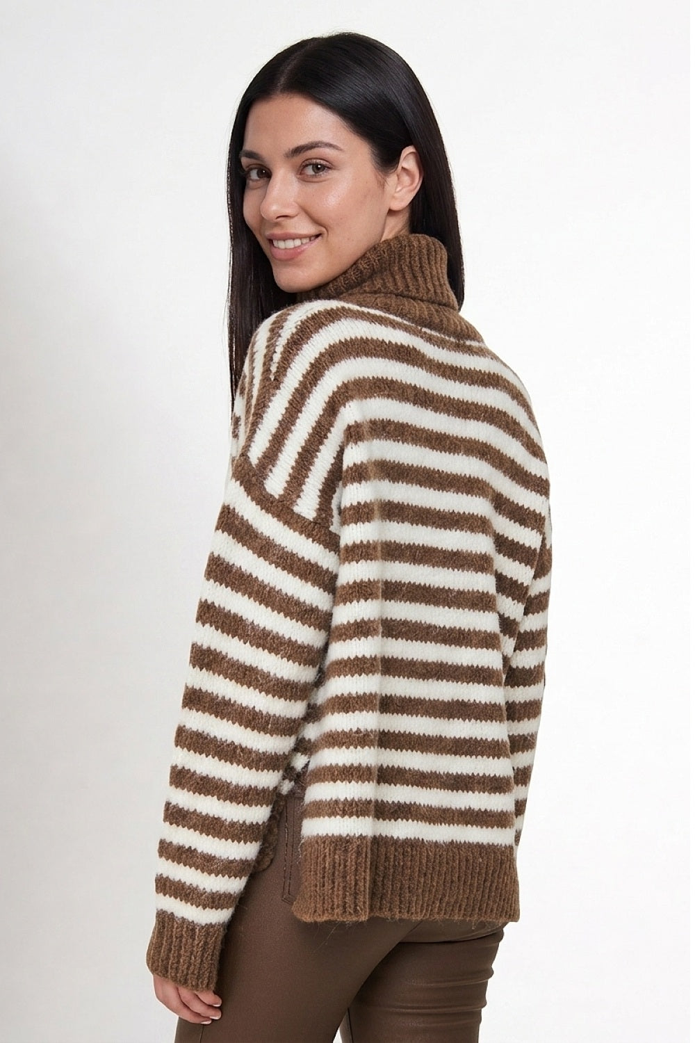 Sweater Holgado Rayado Cuello Alto Café