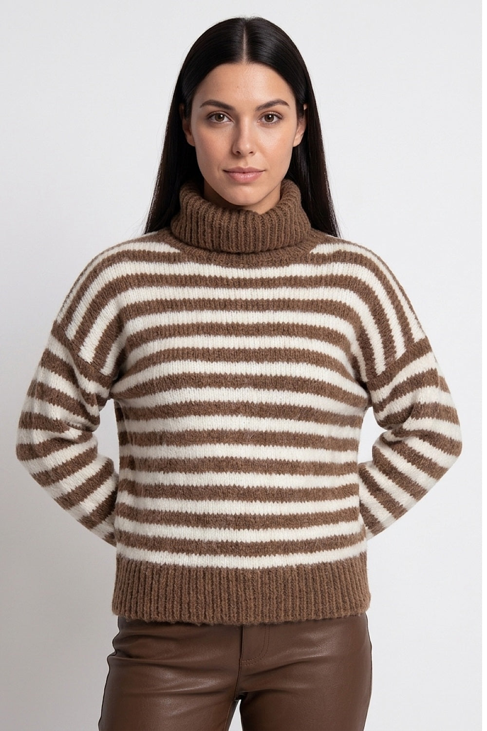 Sweater Holgado Rayado Cuello Alto Café