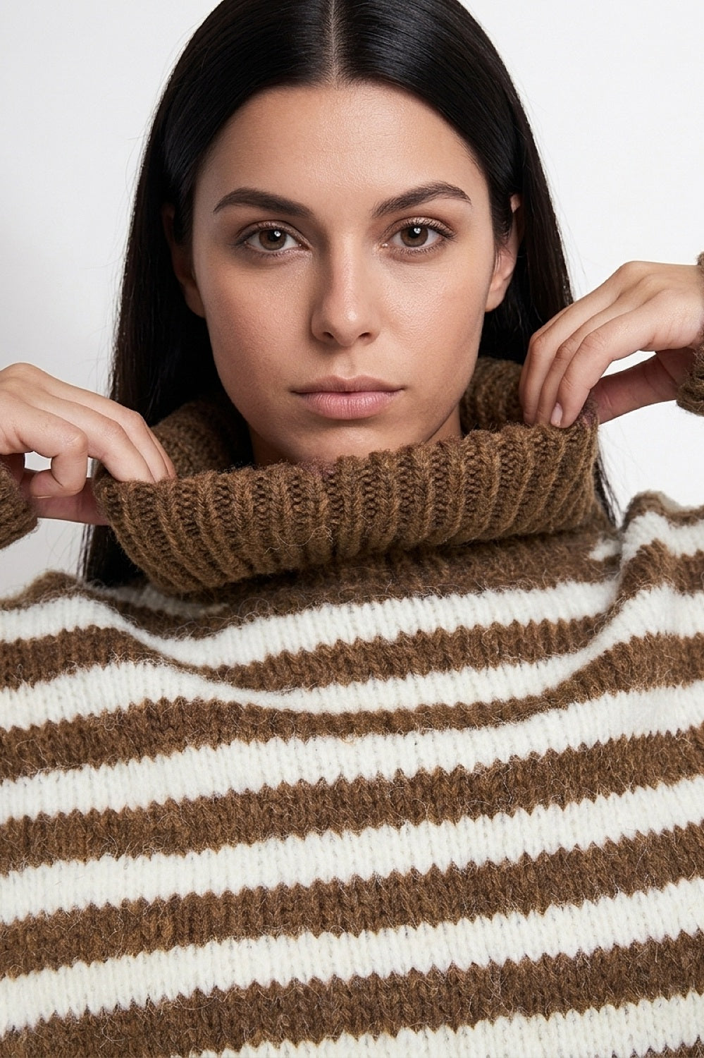 Sweater Holgado Rayado Cuello Alto Café