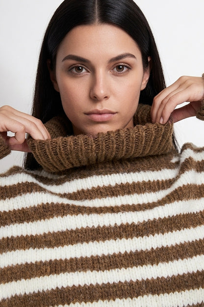Sweater Holgado Rayado Cuello Alto Café