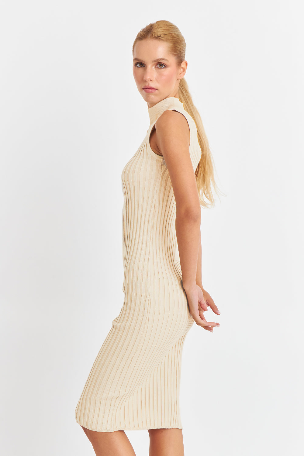Vestido Acanalado Cuello Alto Beige
