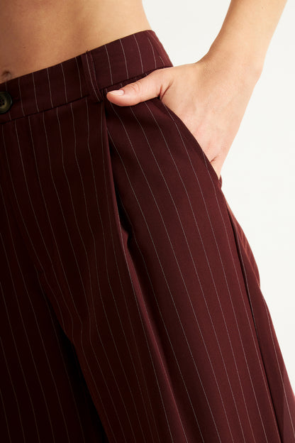 Pantalón de Pierna Recta Raya Diplomática Burdeo